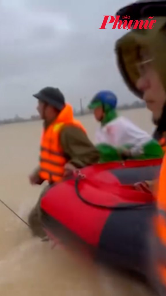 Công an vượt dòng lũ chảy xiết để cứu nạn và hỗ trợ người dân Đắk Lắk