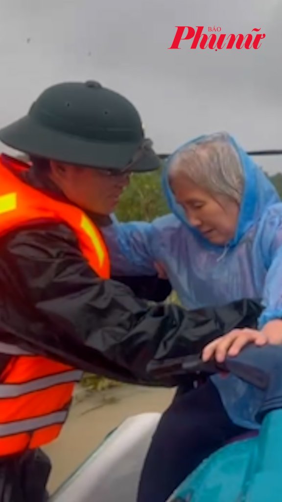 Biên phòng Khánh Hòa liên tục đưa người già, trẻ nhỏ ra khỏi vùng ngập sâu