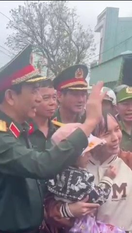 Đại tướng Phan Văn Giang thăm bà con vùng lũ Gia Lai