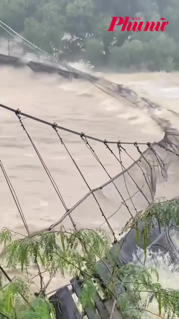 Cầu treo nổi tiếng ở Đắk Lắk bị lũ cuốn phăng trong phút chốc