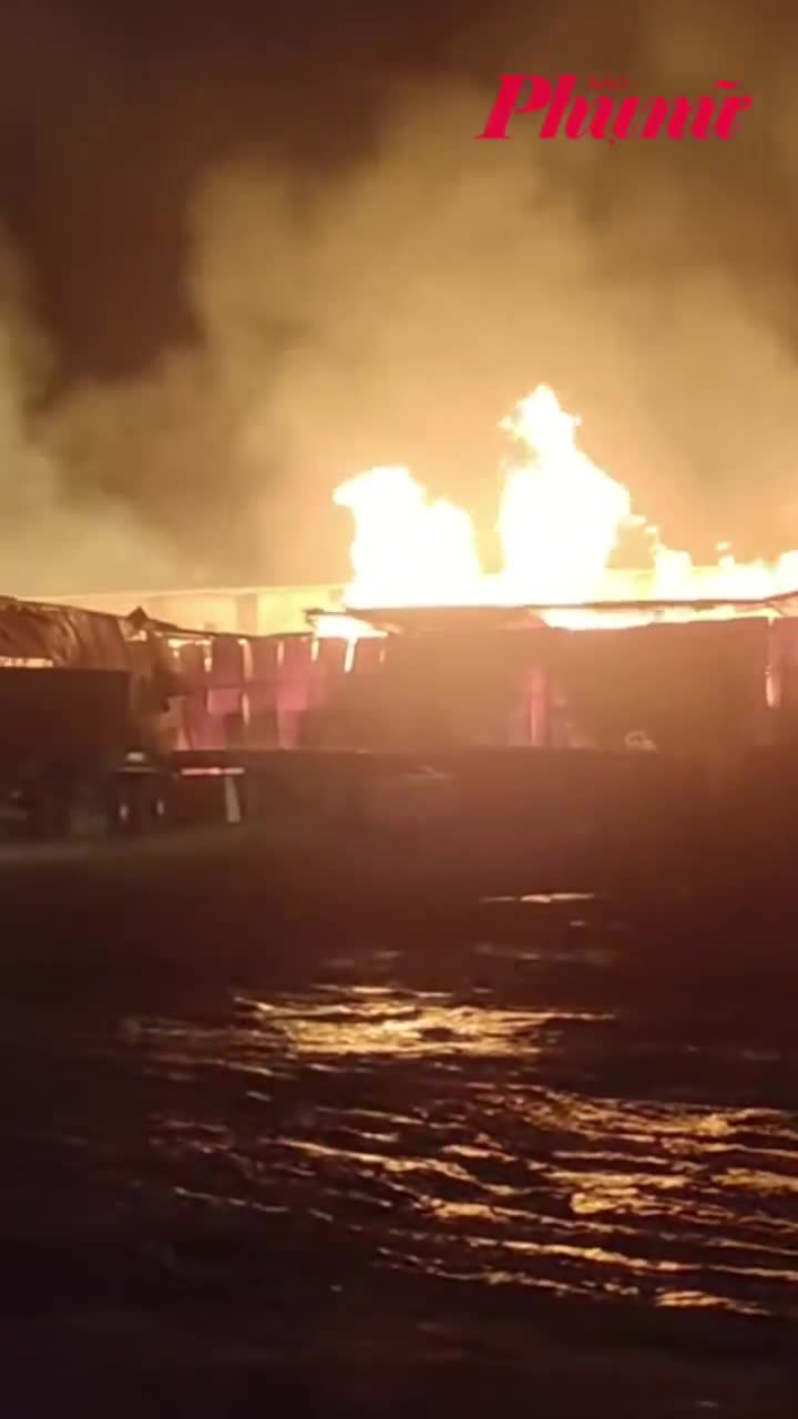 Cháy lớn tại công ty sản xuất nội thất ở TPHCM