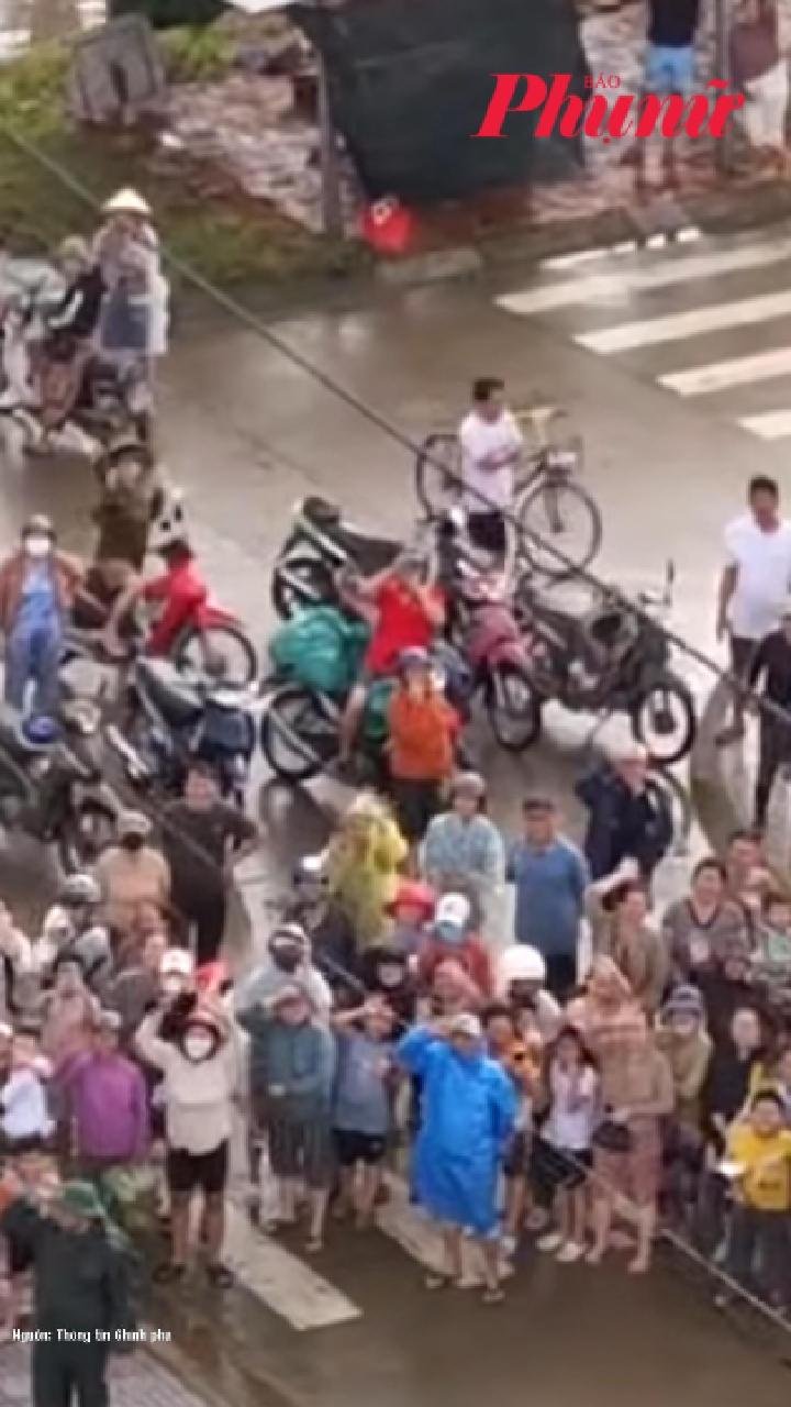 Bà con cố lên, khó khăn sẽ sớm qua thôi!