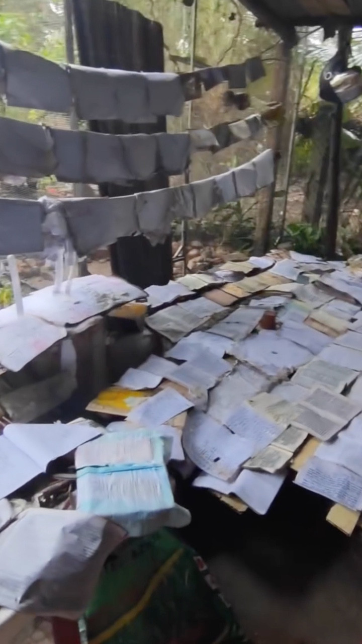 Học sinh vùng lũ phơi tập sách sau nước rút