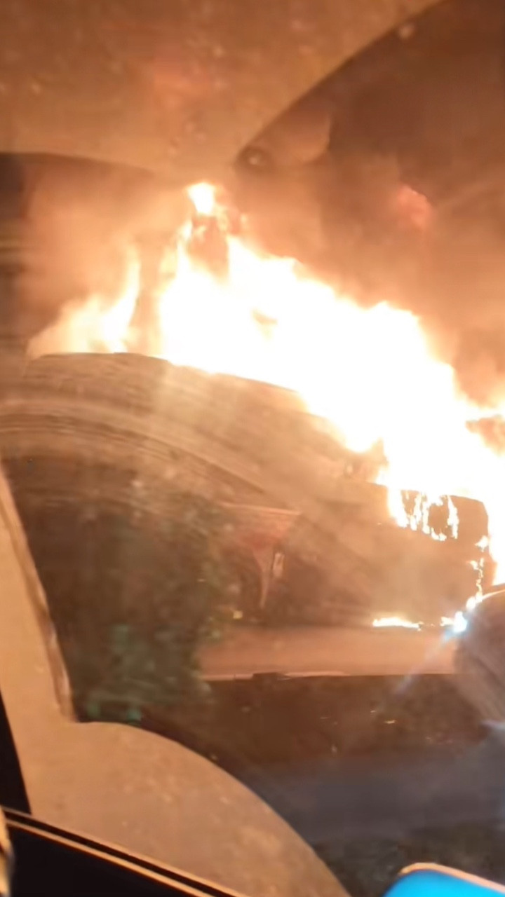 Xe giường nằm cháy dữ dội trên đường cao tốc lúc rạng sáng