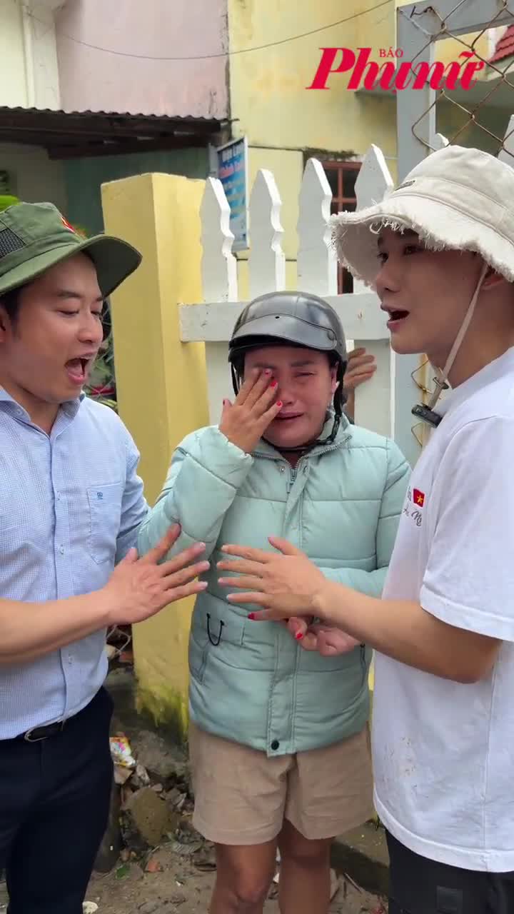 Người dân vùng lũ bật khóc khi nhận hàng cứu trợ