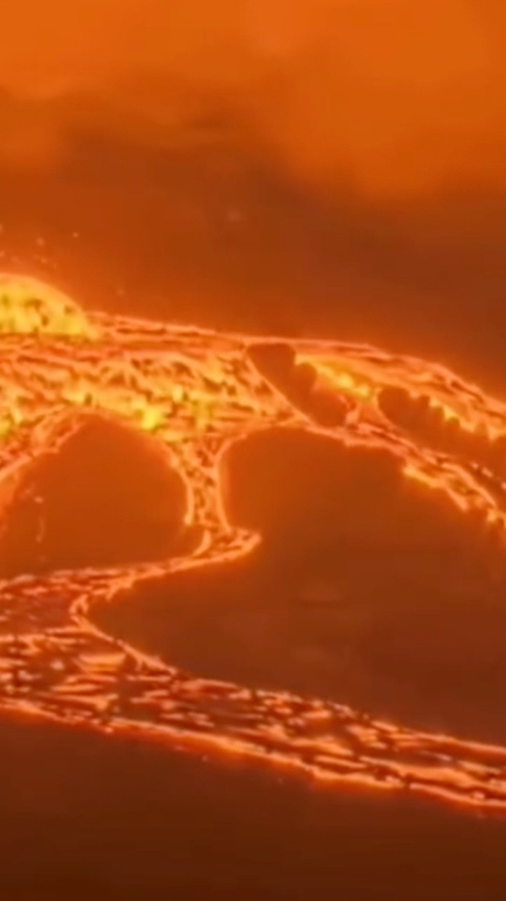 Cận cảnh núi lửa tuôn trào dung nham