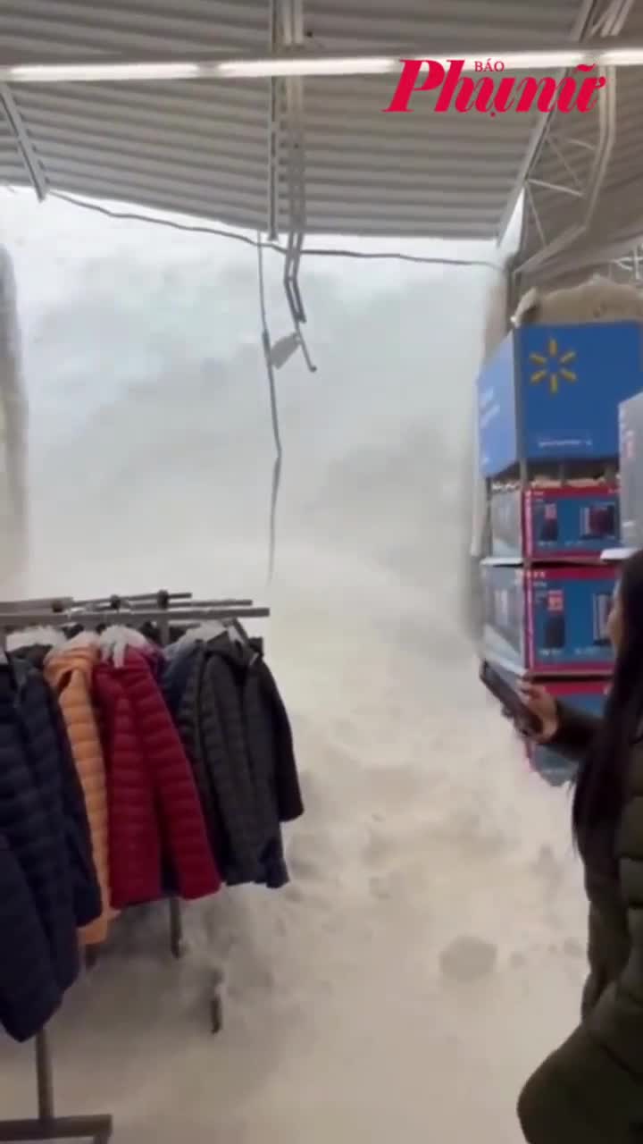 Tuyết đổ sập vào trung tâm mua sắm, nhiều người thoát nạn trong gang tấc