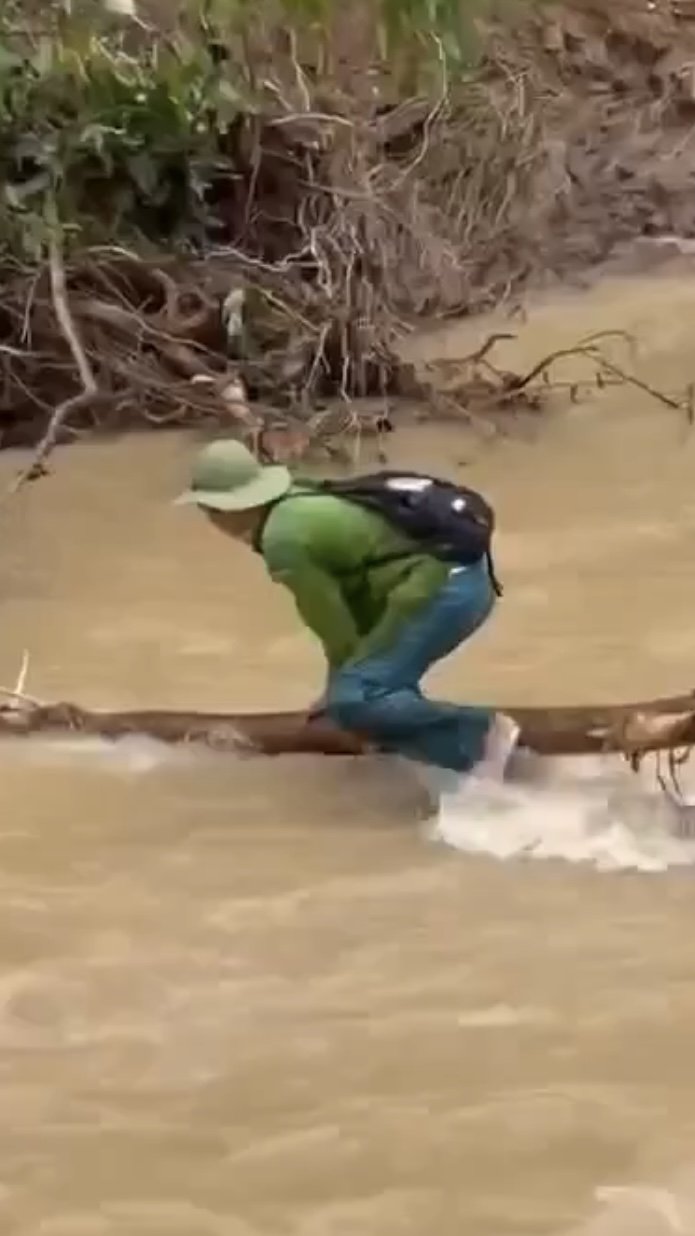 Bắc cầu tạm cho người dân đi nhận quà cứu trợ