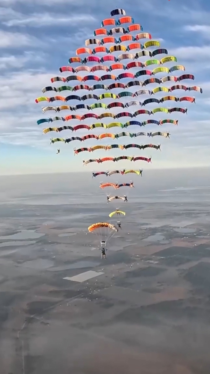 104 vận động viên nhảy dù xếp hình giữa không trung