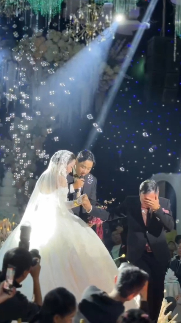 Cha khóc trong hôn lễ của con gái