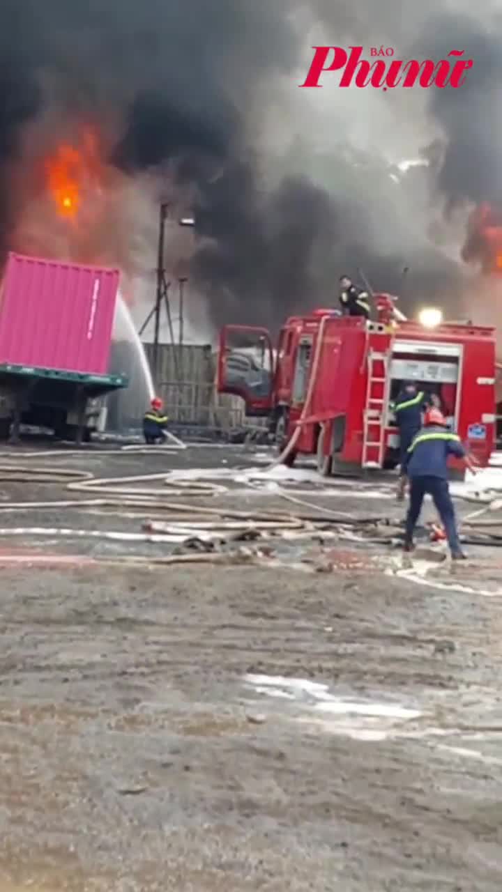 Cháy lớn kho hàng ở Đà Nẵng, cột khói phủ đen một vùng
