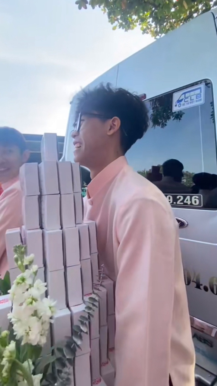 Đang chờ xe buýt đi học chàng trai trẻ bất ngờ được mời bê tráp