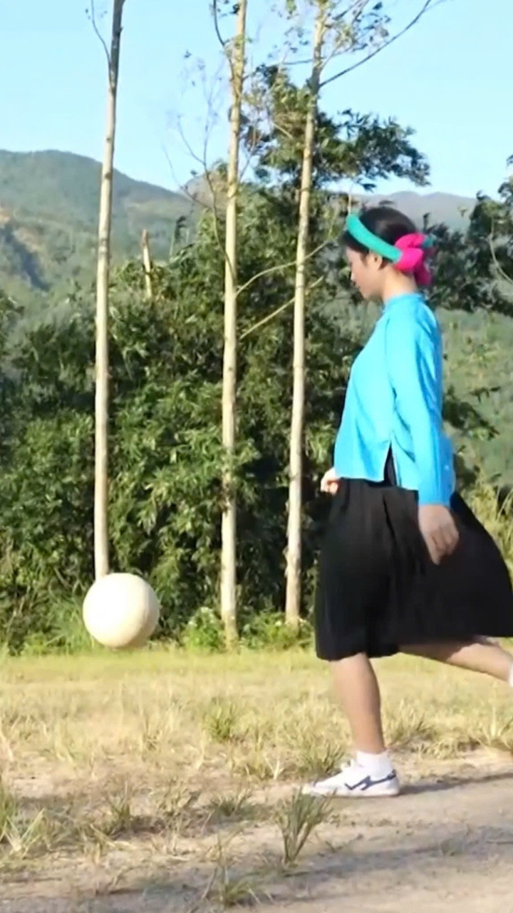 Khi chị em dân tộc thiểu số ra sân