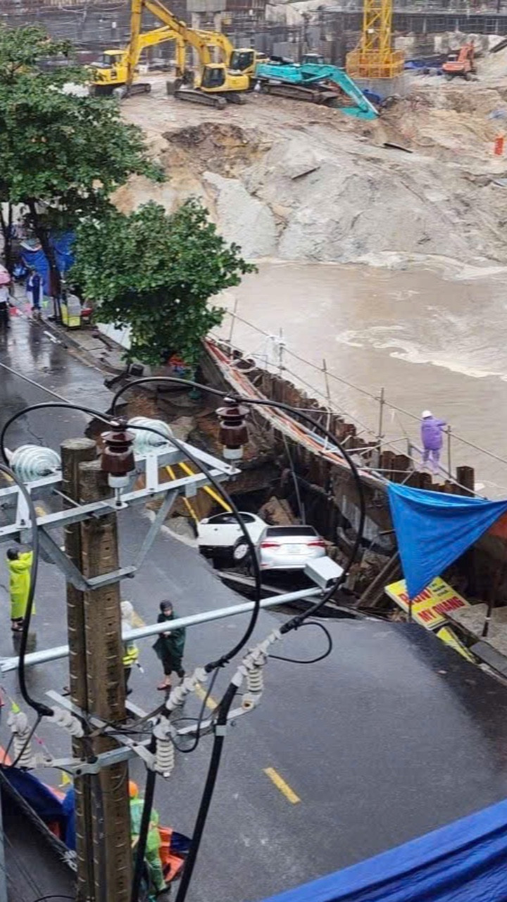 'Hố tử thần' sâu 2m 'nuốt' 2 ô tô và 1 người