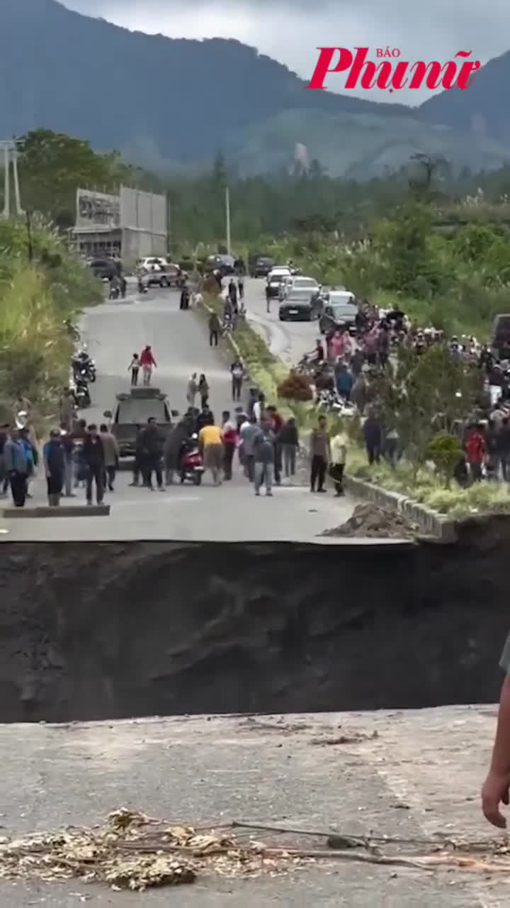 Đường cao tốc sụp đổ trong phút chốc khiến nhiều người hoảng hốt