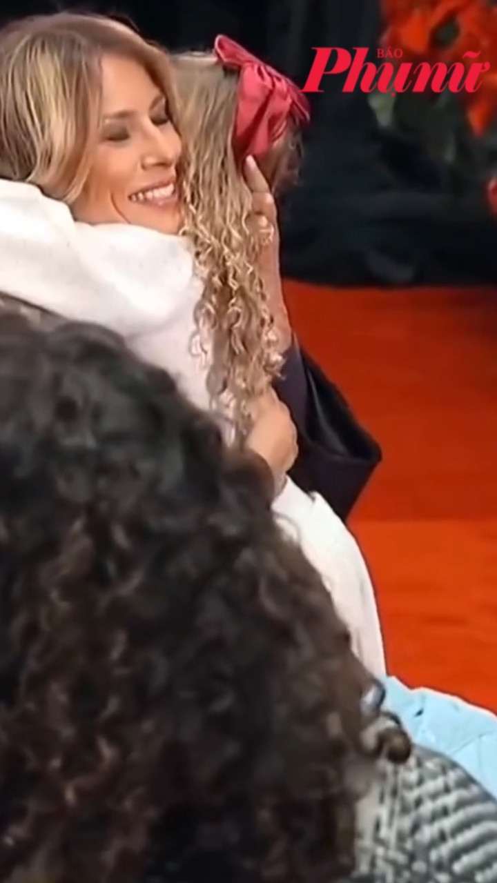 Em bé chạy đến sà vào vòng tay của đệ nhất phu nhân Mỹ Melania Trump