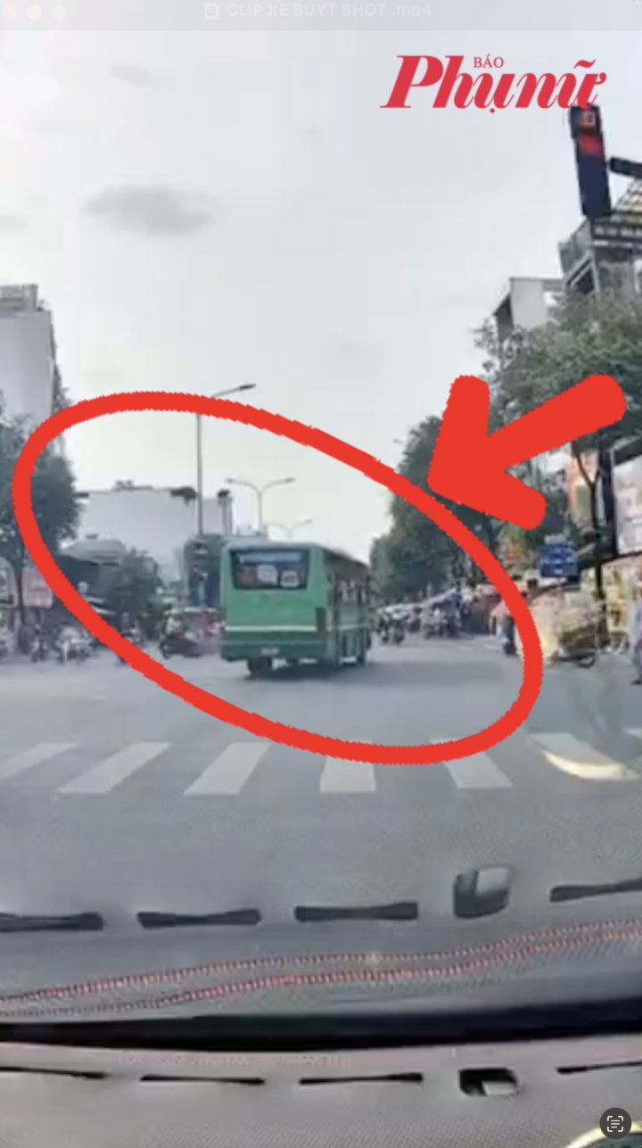 Xe buýt bất chấp đèn đỏ vẫn lao nhanh qua ngã tư đông đúc ở TPHCM