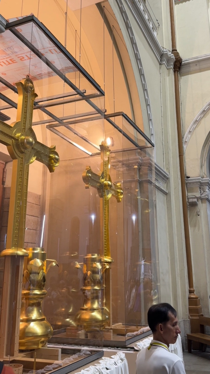 Người dân đi lễ, ngắm Thánh giá mạ vàng của nhà thờ Đức Bà