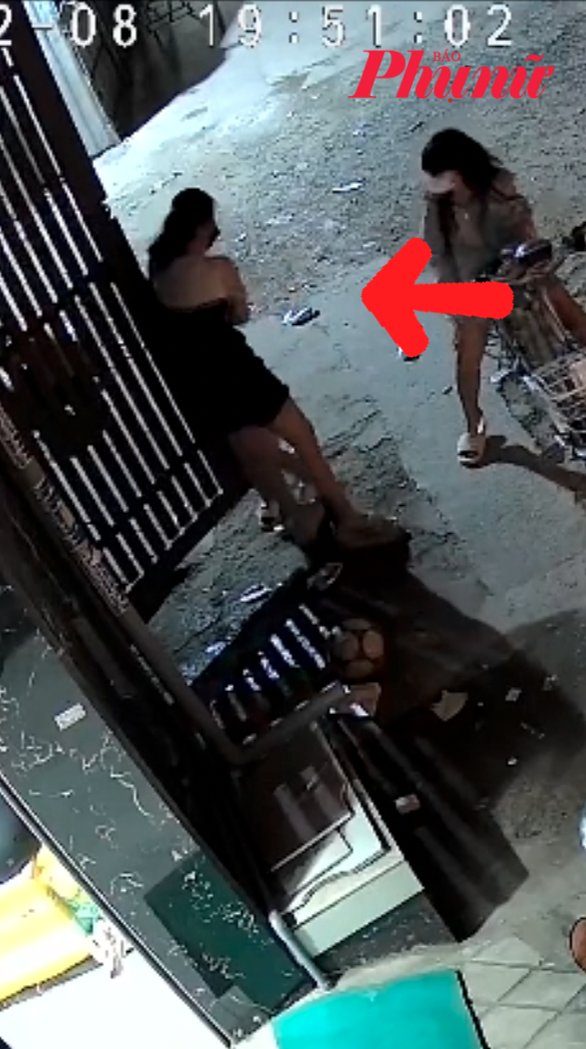 Người phụ nữ ngang nhiên giật đôi bông tai của bé gái 5 tuổi ngay trước cửa nhà