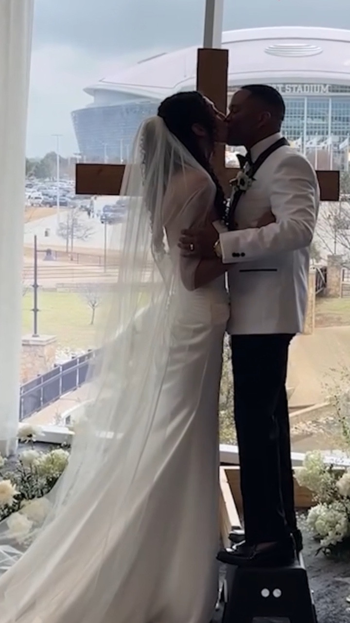 Chú rể phải đứng lên ghế để hôn cô dâu