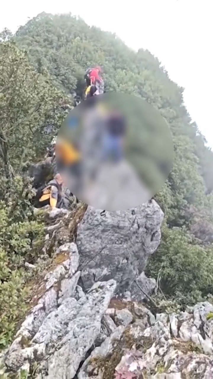 Du khách trượt chân ngã xuống vách núi vì mải xem điện thoại