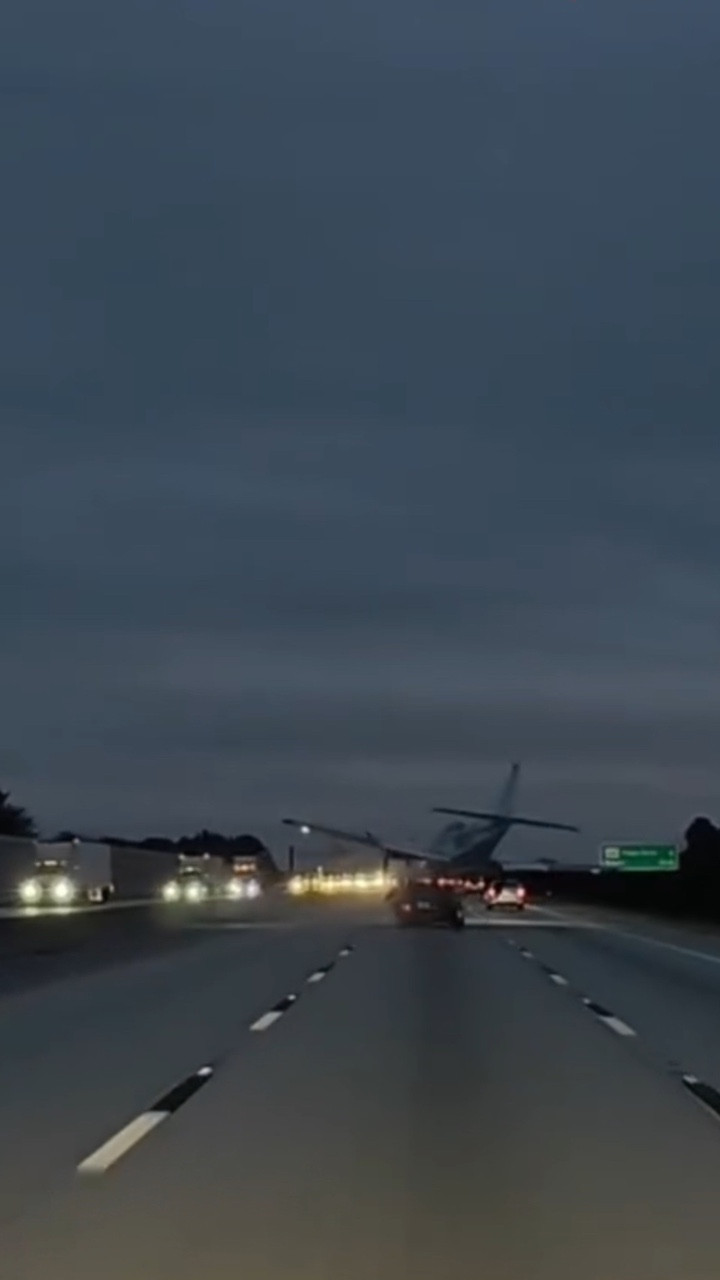 Máy bay đâm trúng ô tô trên đường cao tốc ở Mỹ