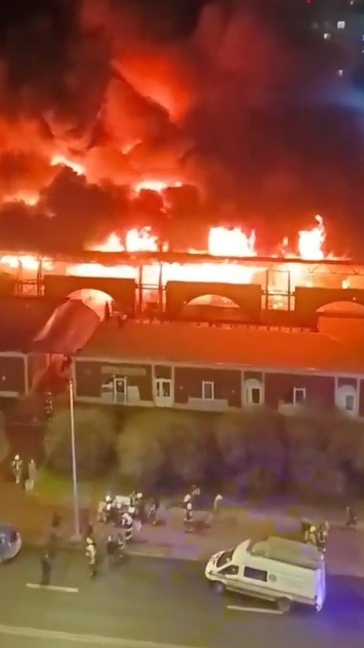 Hoả hoạn thiêu trụi ngôi chợ ở St. Petersburg, Nga, 1 người không qua khỏi