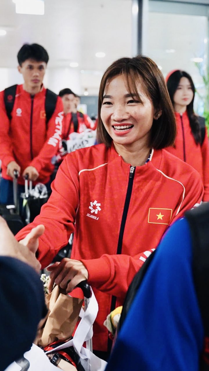 ‘Cô gái vàng’ Nguyễn Thị Oanh rạng rỡ ngày trở về sau SEA Games 33