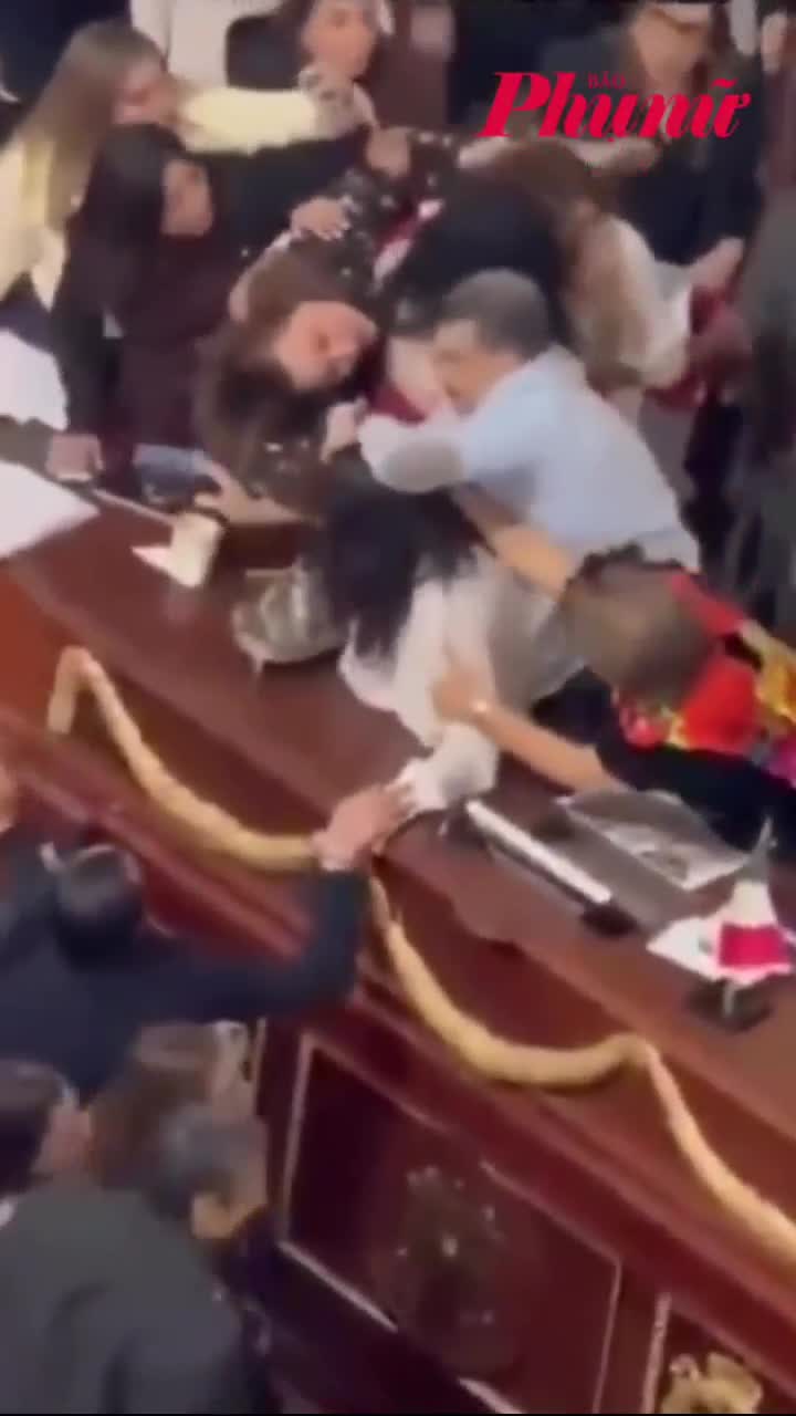 Nhóm nữ nghị sĩ túm tóc nhau tại nghị trường