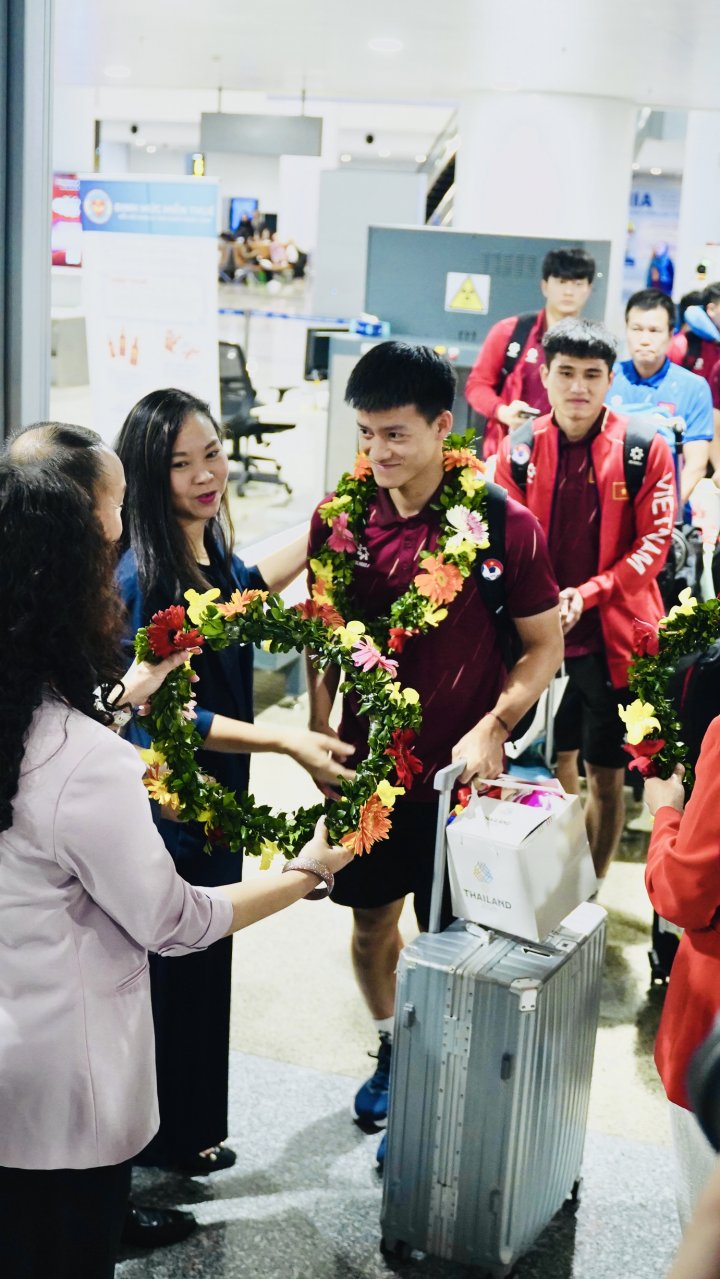 Người hâm mộ nồng nhiệt đón các chàng trai vàng U22 Việt Nam