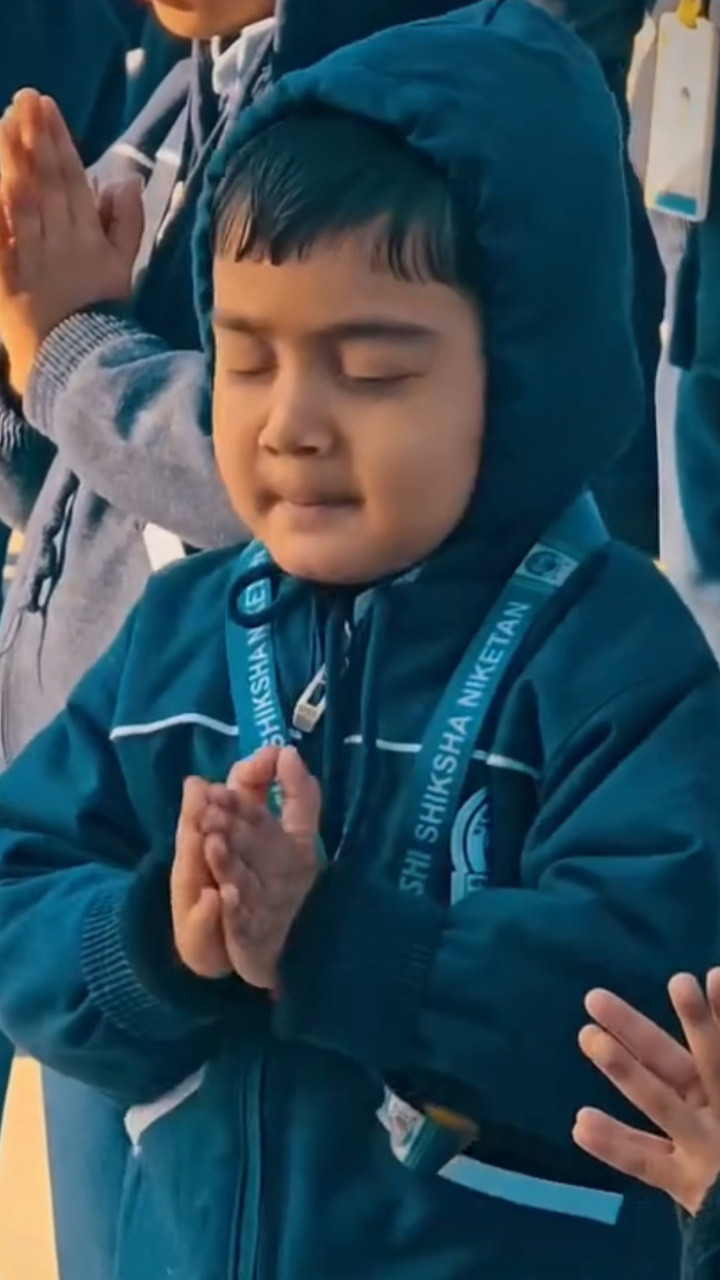 Cậu bé Ấn Độ đáng yêu khi cầu nguyện