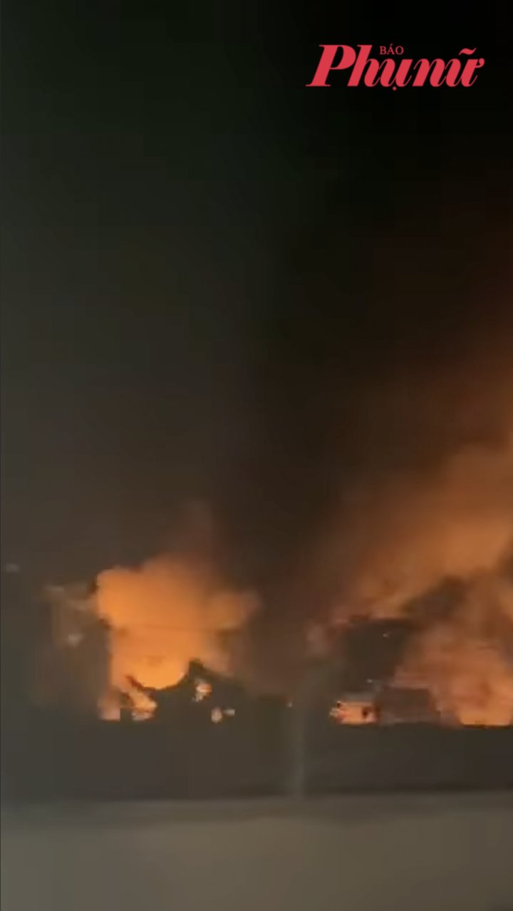 Bãi phế liệu cháy ngùn ngụt lúc rạng sáng