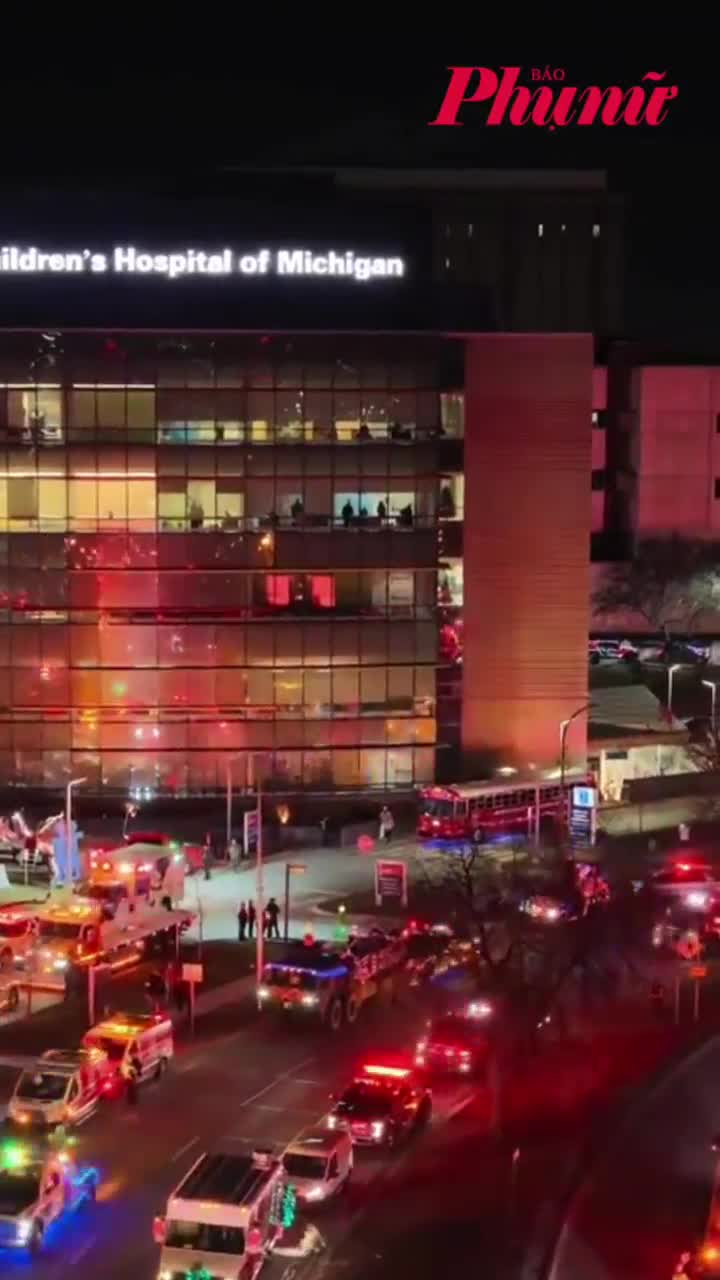 300 xe cảnh sát, xe cứu hộ...mang Noel đến cho trẻ em ở bệnh viện