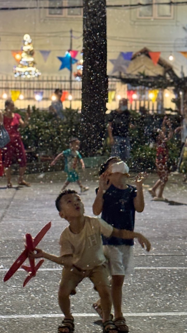 Trẻ em thích thú dưới “mưa tuyết” ở...Thủ Đức