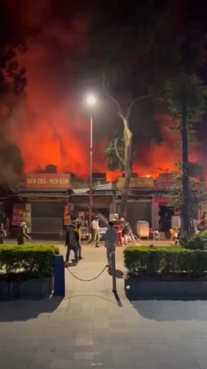 Cháy chợ ở Hà Nội lúc rạng sáng