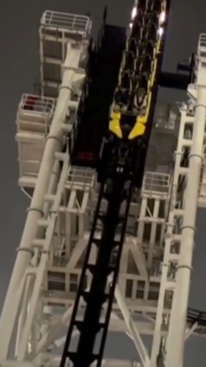 Tàu lượn cao tốc trục trặc, du khách 'xanh mặt' vì lơ lửng trên không trung cả tiếng