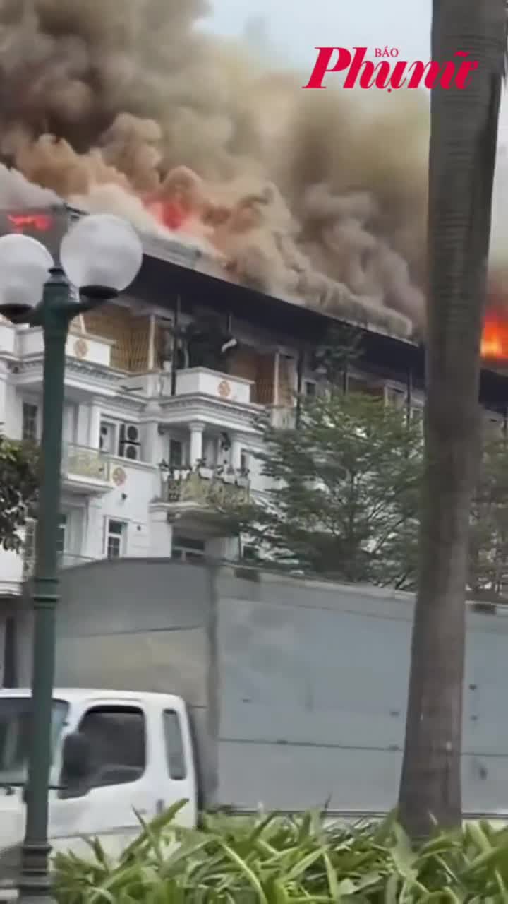 Cháy dãy biệt thự ở Hà Nội