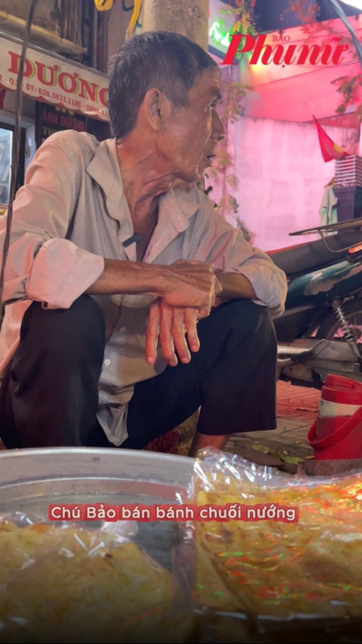 Gánh bánh chuối nướng bên lề đường và nỗi lo mưu sinh của hai ông cháu