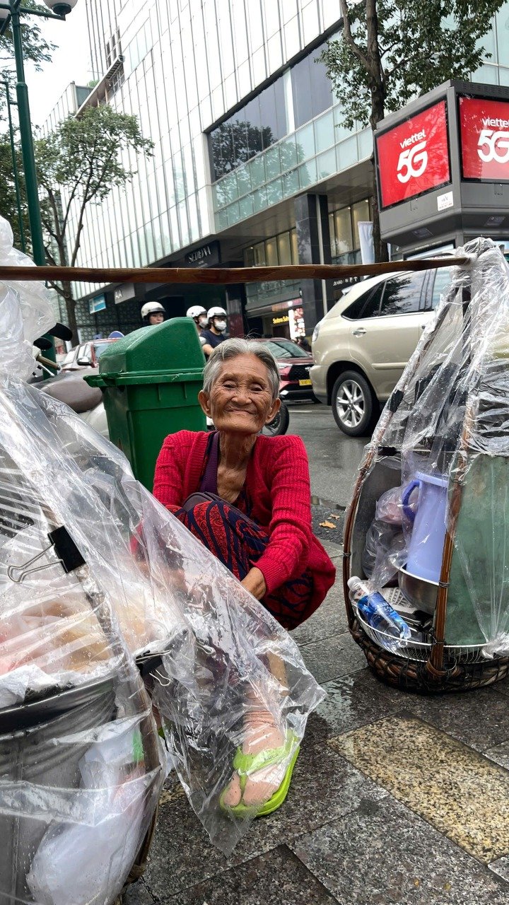 Gánh bánh rong của “ngoại” Cúc Hoa và cuộc mưu sinh lặng lẽ ở tuổi 83