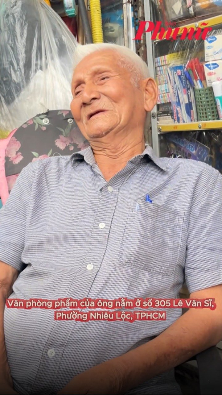 Cửa tiệm văn phòng phẩm cũ của cụ ông 94 tuổi trên đường Lê Văn Sĩ