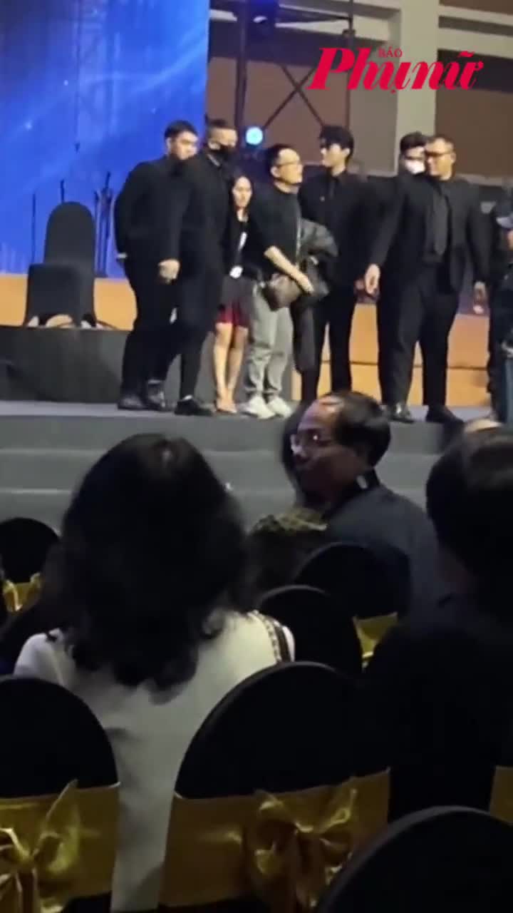 Khán giả bức xúc, lao lên sân khấu khi BTC hủy show của các nhạc sĩ lừng danh ở Hà Nội