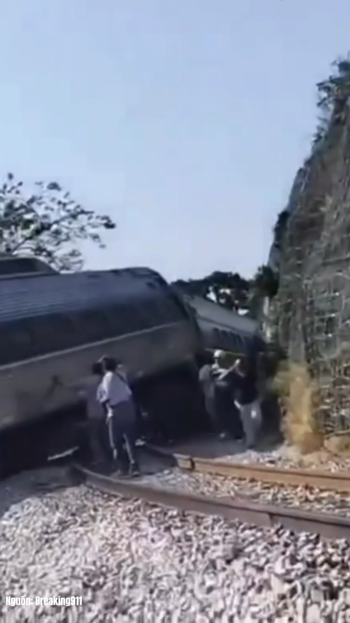 Hiện trường vụ lật tàu hoả khiến 13 người không qua khỏi, gần cả trăm người bị thương