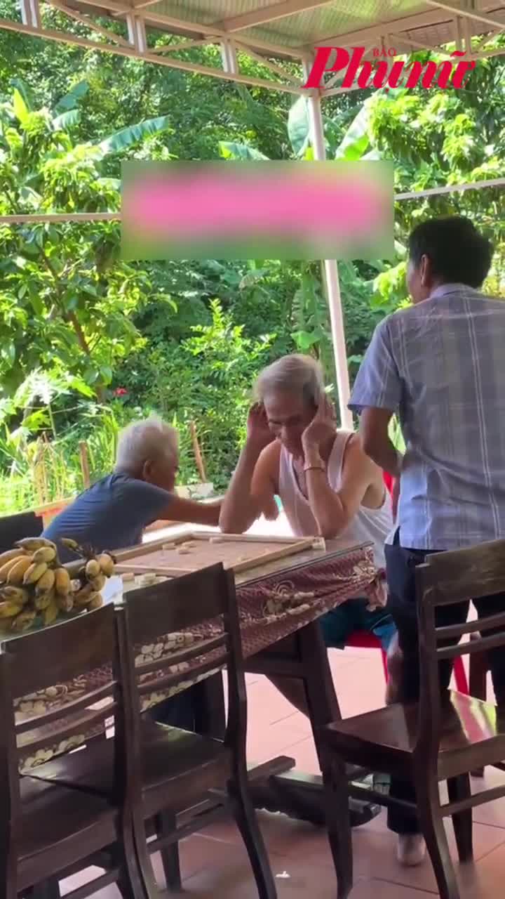 Các cụ ông căng thẳng khi chơi đánh cờ khiến người dùng mạng xã hội cười ngất