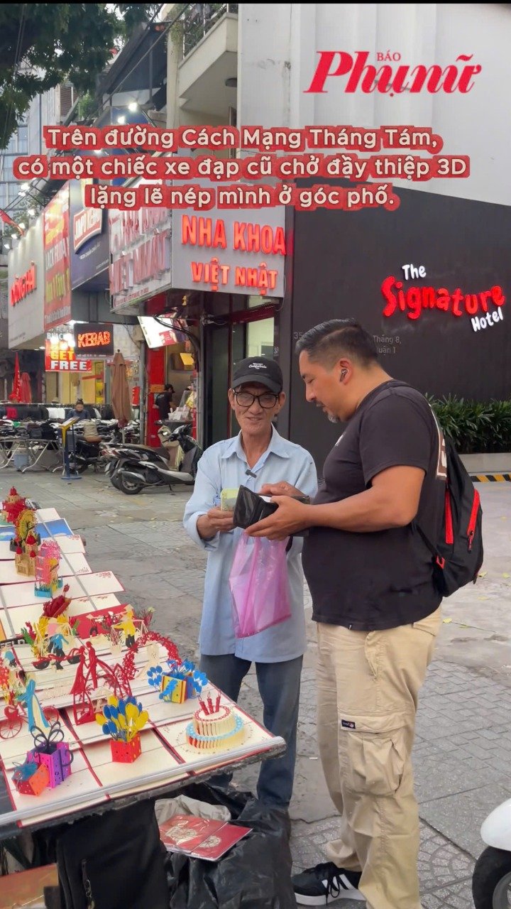 Chiếc xe đạp chở đầy thiệp 3D và một đời mưu sinh lặng lẽ