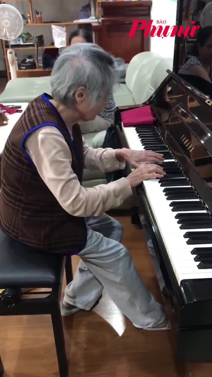 Cụ bà U90 chơi đàn piano điệu nghệ