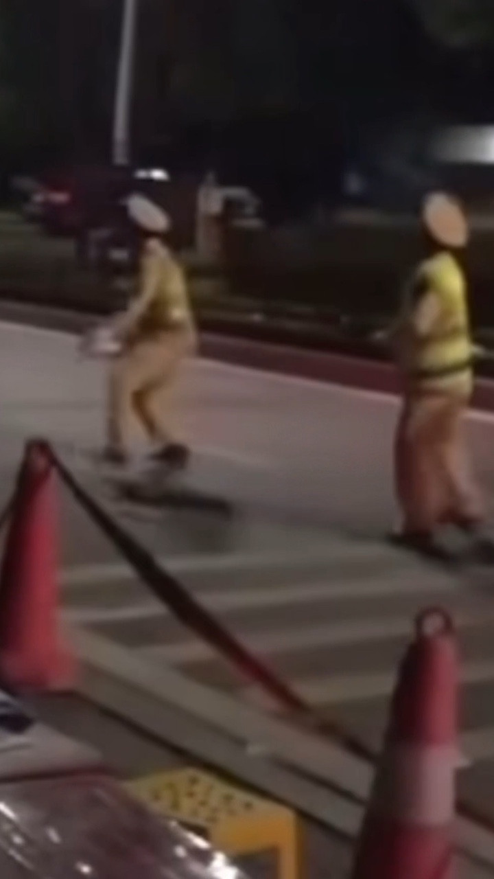 Bắt thanh niên hất văng cảnh sát giao thông trong đêm giao thừa