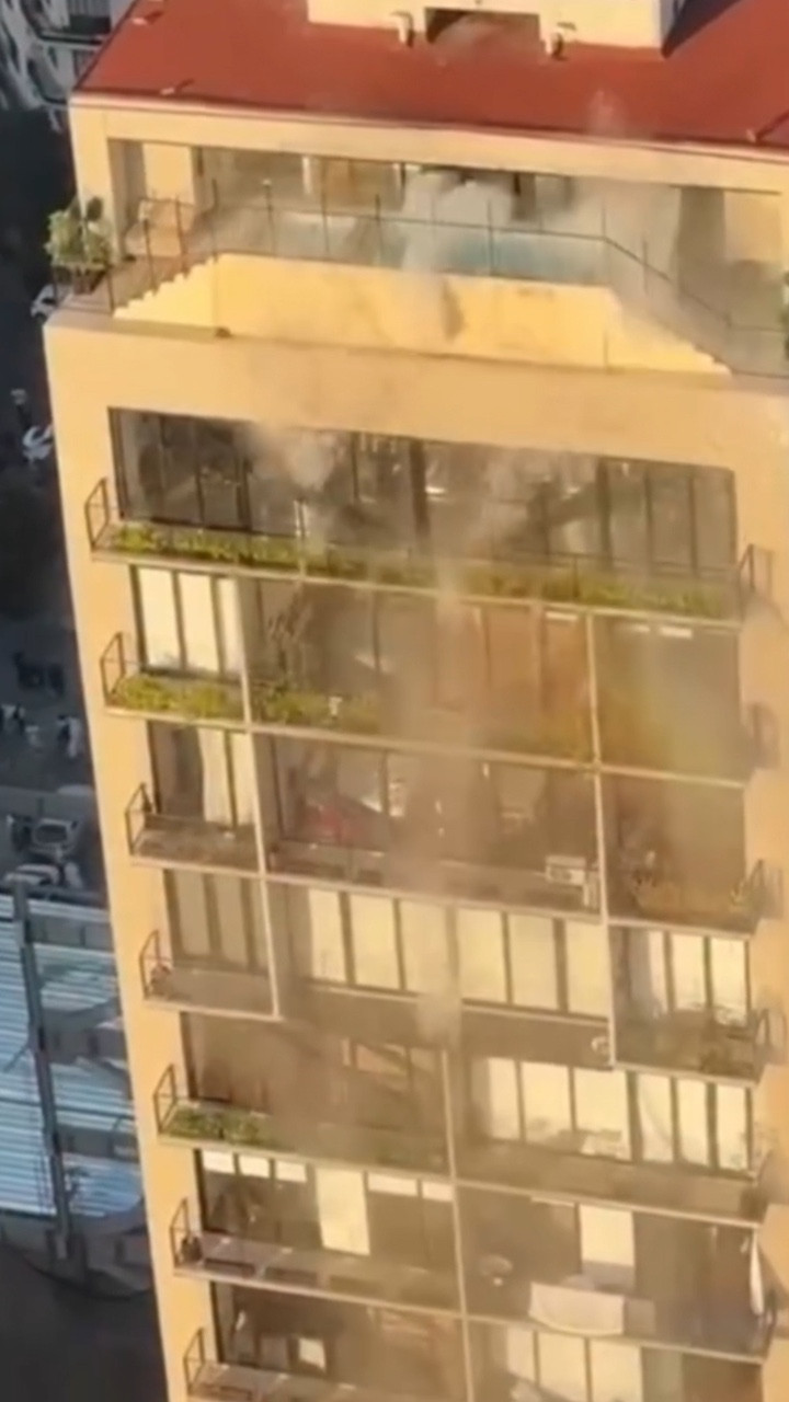 Hồ bơi khách sạn rung lắc trong trận động đất