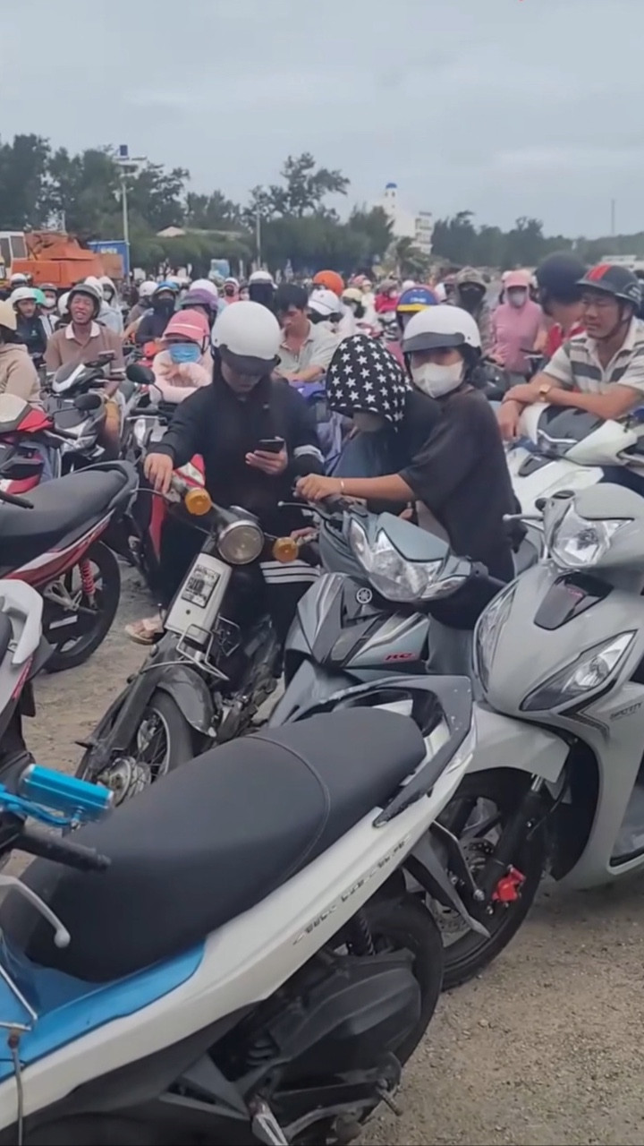 Hàng trăm người dân chờ xăng ở đặc khu Phú Quý