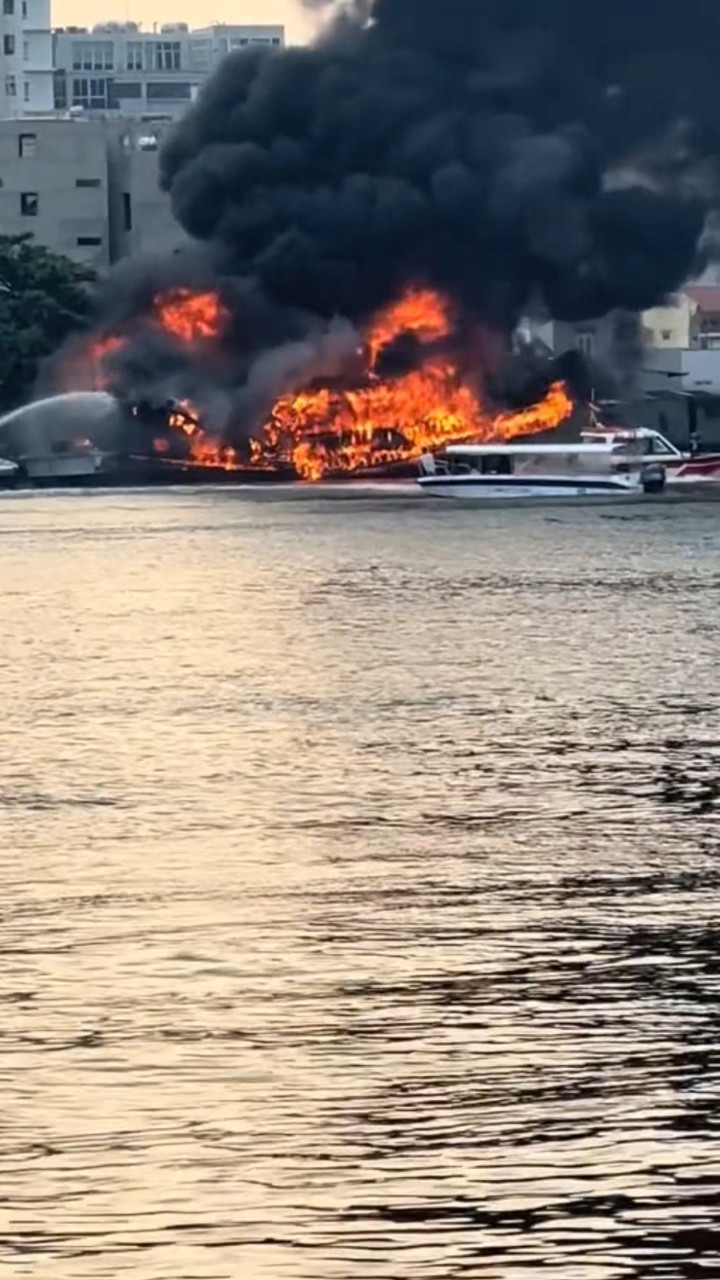 Cháy du thuyền trên sông Sài Gòn, khói bốc cao ngùn ngụt