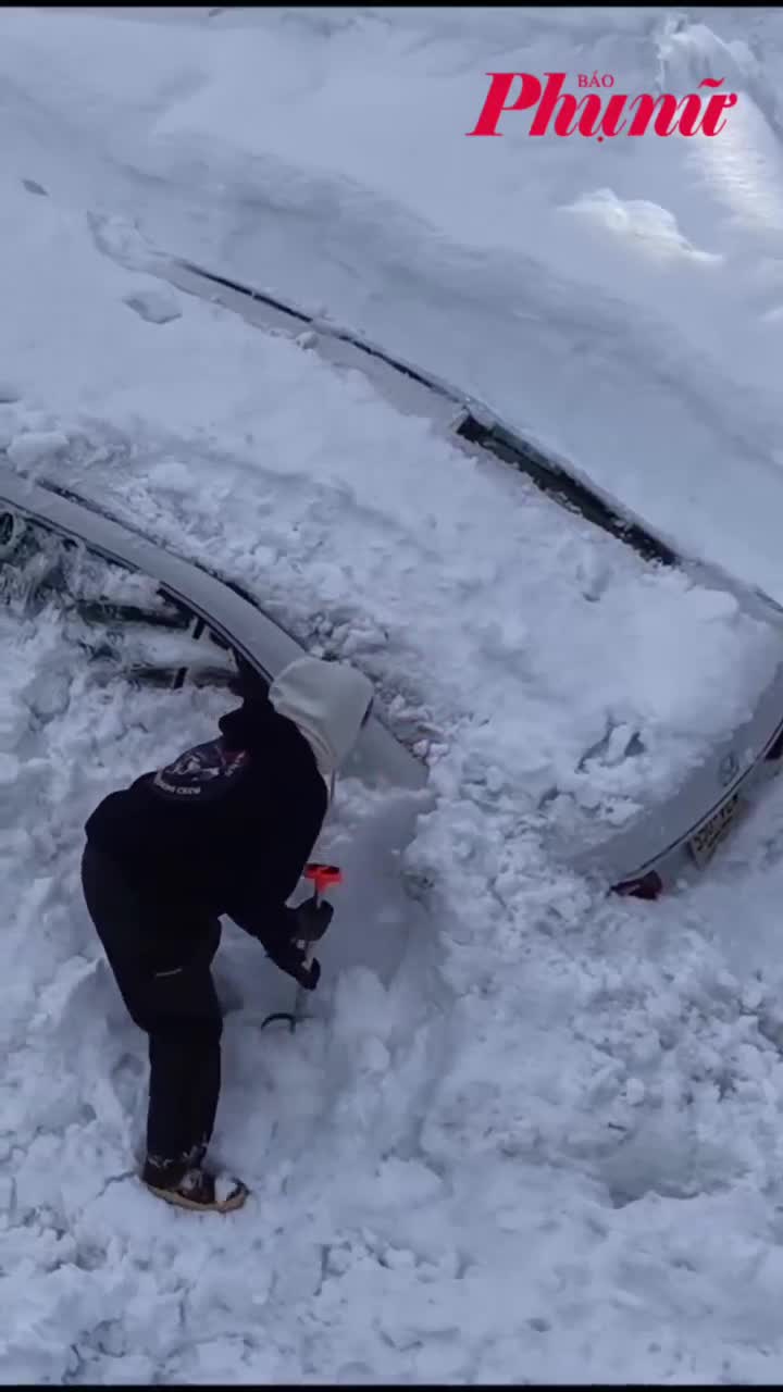 Tuyết rơi kỷ lục nhấn chìm tàu thuyền, nhà cửa, xe cộ